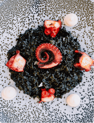 Arroz negro con pulpo en Attitude Banús, cocina mediterránea en Estepona