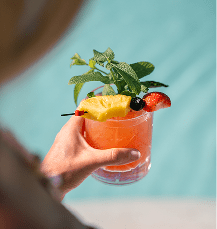 Cóctel de autor con fruta fresca en Attitude Banús, restaurante en Estepona