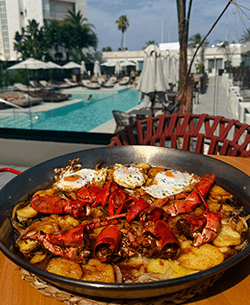Huevos rotos con bogavante