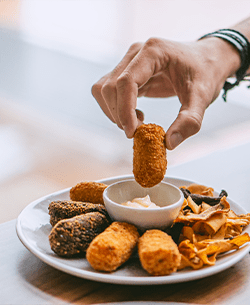Entrantes y croquetas en la carta de Attitude Banús en Estepona