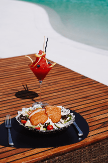 Cóctel y ensalada en Attitude Banús, restaurante y pool club en Estepona