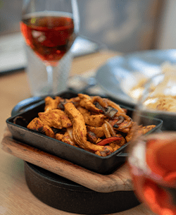 Fajitas de pollo salteado con verduras en restaurante Attitude Banús