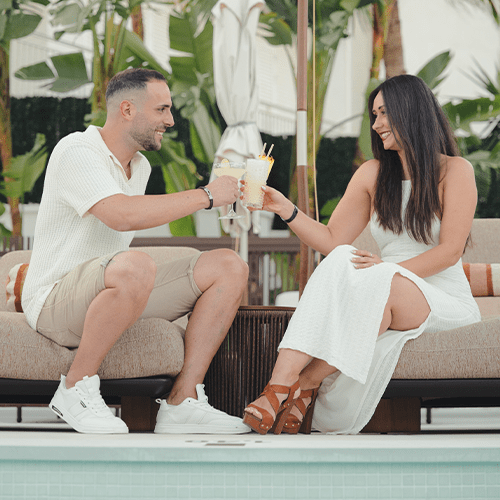Pareja de tardeo en la terraza de Attitude Gandía