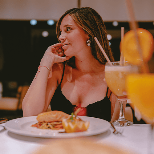 mujer cenando en Attitude Banús