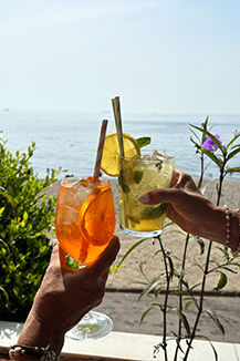 brindis de cocktails en la terraza de Aguadulce Pool Club