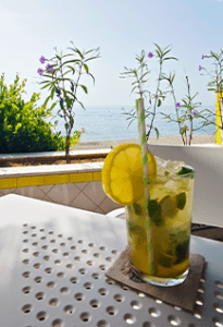 cocktail en la terraza de Aguadulce Pool Club
