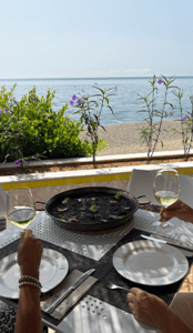 Arroz negro en la terraza de Aguadulce Pool Club
