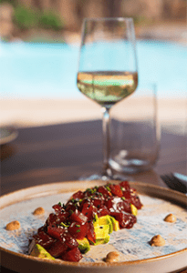Tartar de atún rojo y un copa de vino